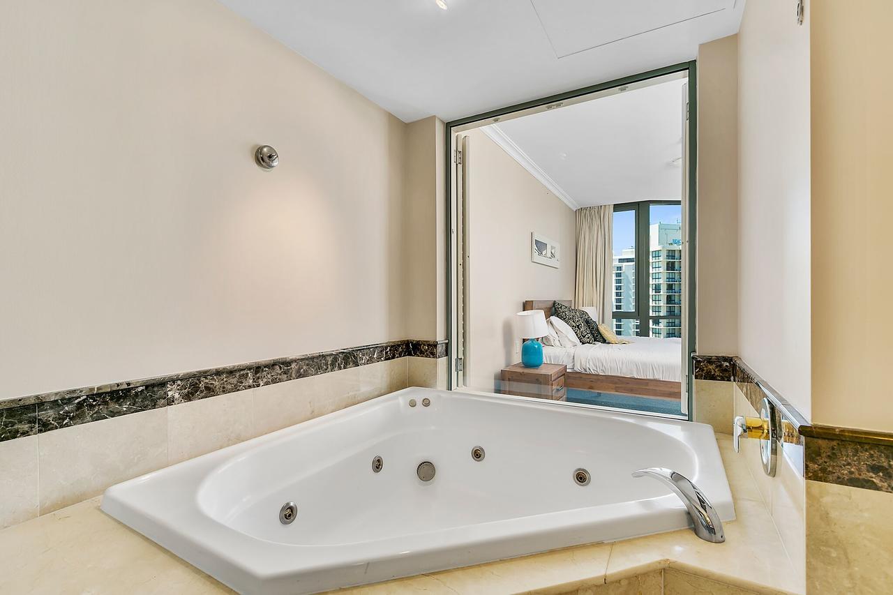 Legends 1 Bedroom Spa Suite - We Accommodate 골드코스트 외부 사진